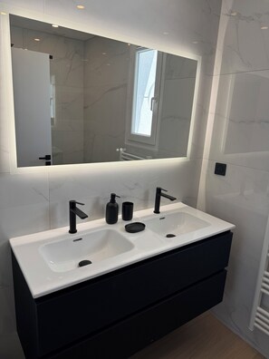 Regadera, secadora de cabello, toallas, papel de baño 