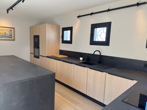 Micro-ondes, four, plaque de cuisson, lave-vaisselle