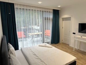 Een strijkplank/strijkijzer, wifi, beddengoed