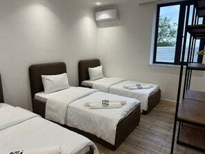 4 bedrooms, iron/ironing board, WiFi, bed sheets