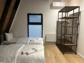 4 bedrooms, iron/ironing board, WiFi, bed sheets