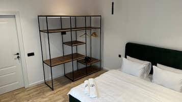 Iron/ironing board, WiFi, bed sheets