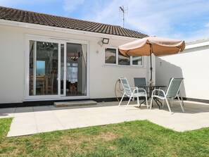 Outdoor dining - Dymchurch Bungalow (Romney Marsh)