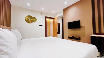 Escritorio, espacio para trabajar con laptop y wifi gratis 