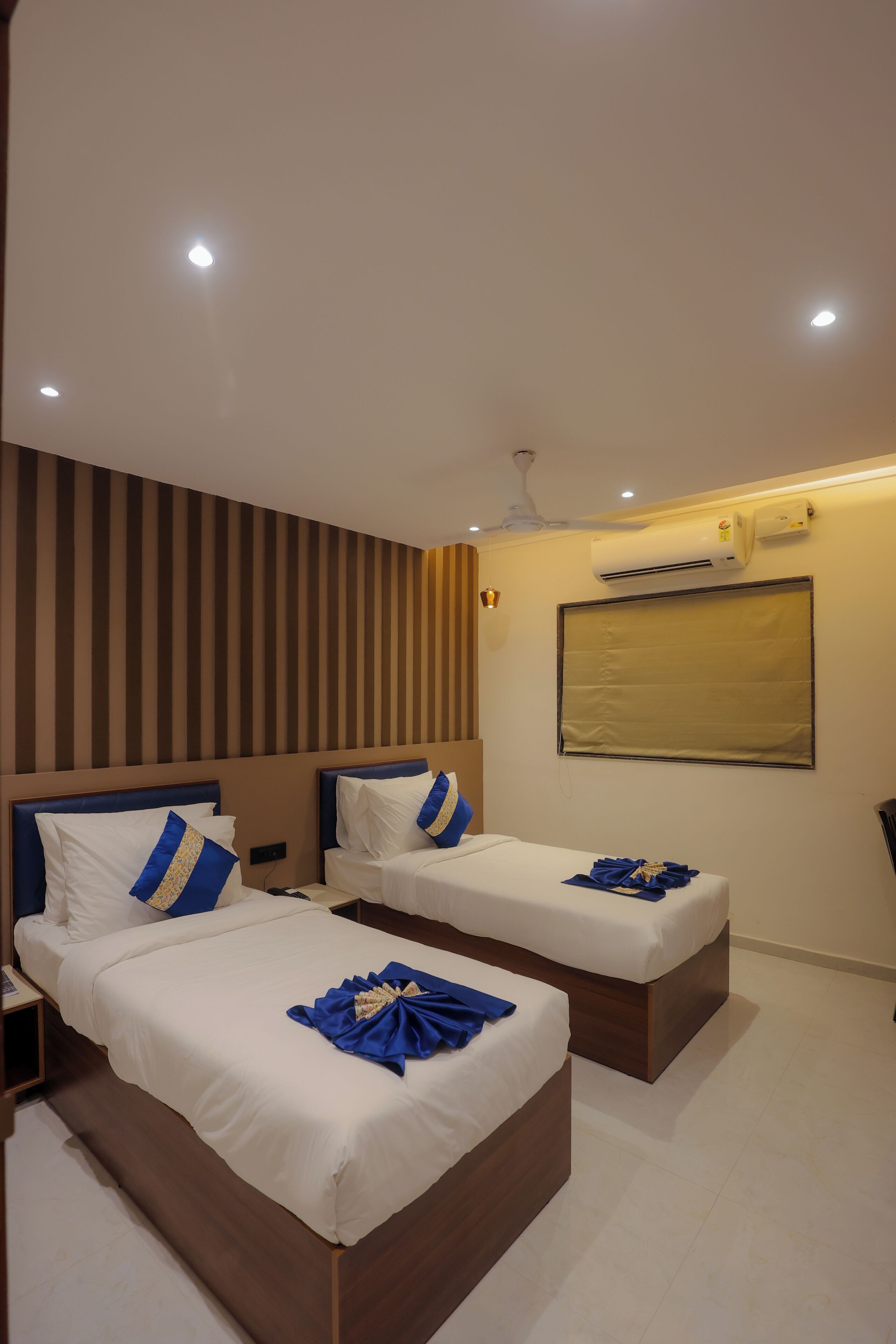 Phòng 2 giường đơn Deluxe | Bàn, khu vực làm việc phù hợp cho laptop 