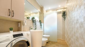 Deluxe Apartment | Bathroom | Shower, hair dryer, slippers, towels