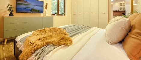 Deluxe Apartment | Premium bedding, memory foam beds, desk, blackout drapes