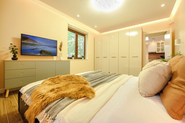 Deluxe-Apartment | Hochwertige Bettwaren, Betten mit Memory-Foam-Matratzen, Schreibtisch