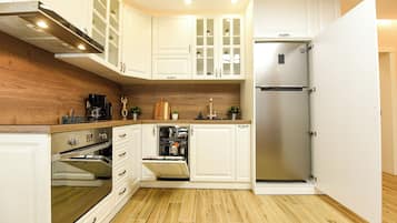 Deluxe Apartment | Private kitchen | Full-sized fridge, microwave, oven, stovetop