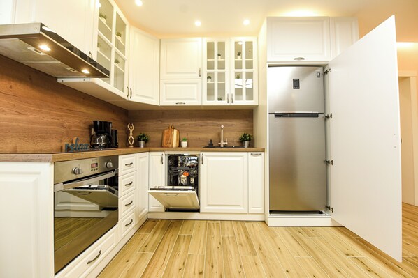 Deluxe Apartment | Private kitchen | Full-size fridge, microwave, oven, stovetop