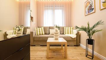 Deluxe appartement | Luxe beddengoed, bedden met traagschuimmatrassen, een bureau