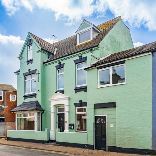 Logan Lodge: Seaside townhouse for chilled - out large groups