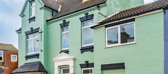 Logan Lodge: Seaside townhouse for chilled - out large groups