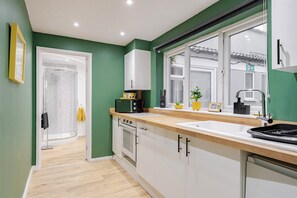 Kühlschrank, Ofen, Geschirrspüler, Wasserkocher mit Kaffee-/Teezubehör