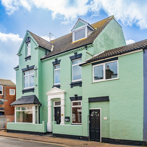 Logan Lodge: Seaside townhouse for chilled - out large groups