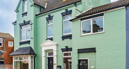 Logan Lodge: Seaside townhouse for chilled - out large groups