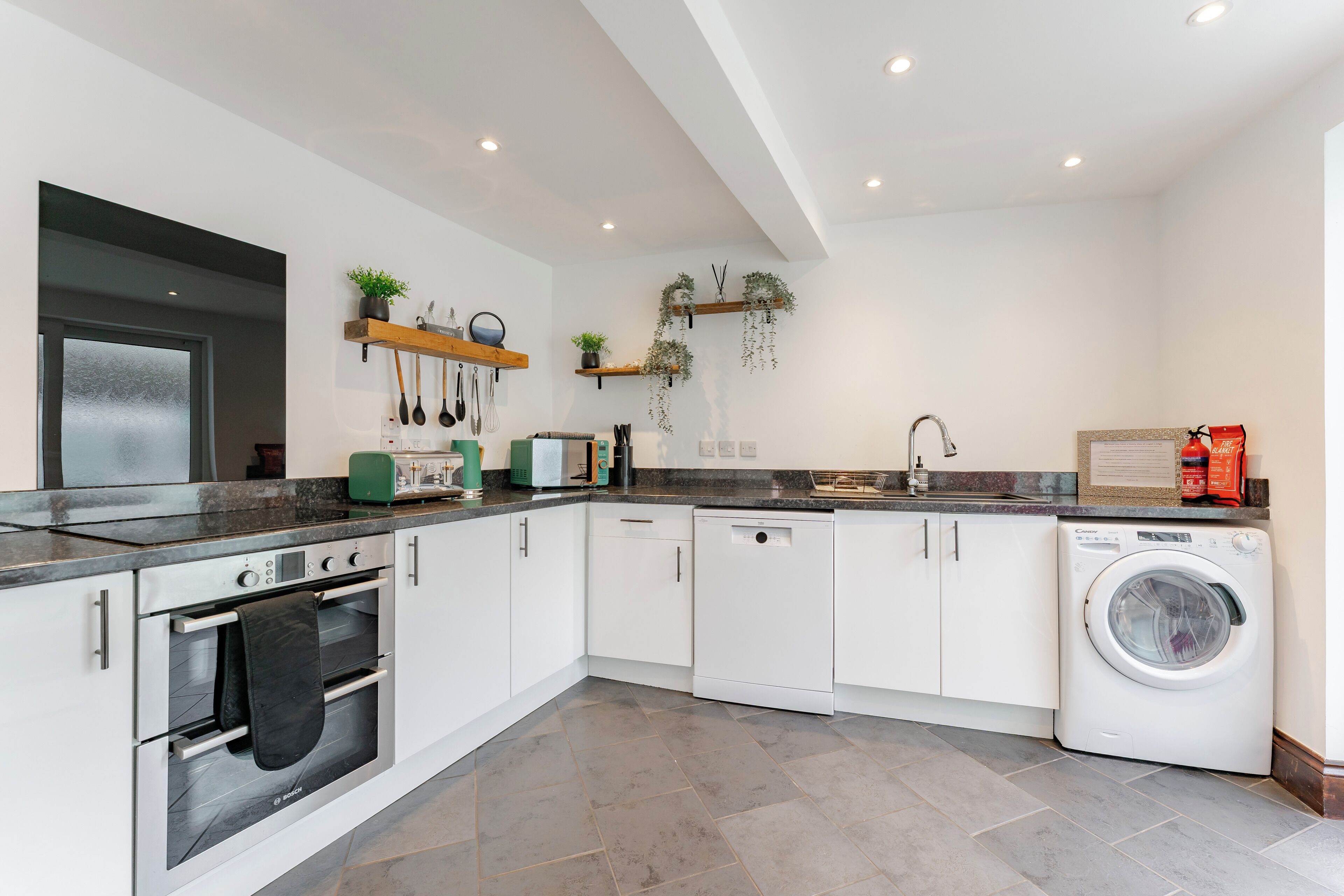 Réfrigérateur, four, lave-vaisselle, cafetière/bouilloire