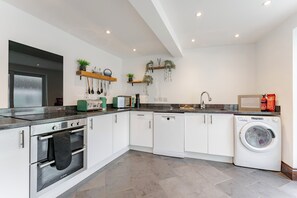 Køleskab, ovn, opvaskemaskine, kaffe-/temaskine