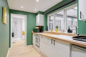 Kühlschrank, Ofen, Geschirrspüler, Wasserkocher mit Kaffee-/Teezubehör