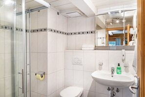 Douche, sèche-cheveux, serviettes fournies