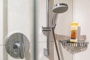 Douche, sèche-cheveux, serviettes fournies