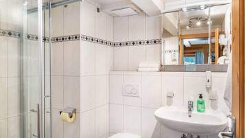 Douche, sèche-cheveux, serviettes fournies