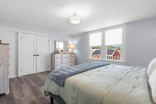 Travel crib, free WiFi, bed sheets