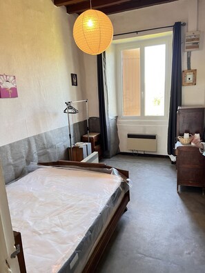 2 bedrooms, iron/ironing board, WiFi, bed sheets - Monflanquin 4-person cottage in the countryside (Monflanquin)