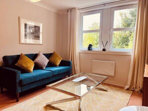 Apartment, 2 Bedrooms, Garden View | Living area | Books - Charming Edinburgh Apartment Beside Edinburgh Castle (Edinburgh)