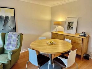 Apartamento, 2 quartos, vista para o jardim | Sala de jantar