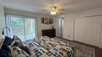 4 bedrooms, iron/ironing board, WiFi, bed sheets