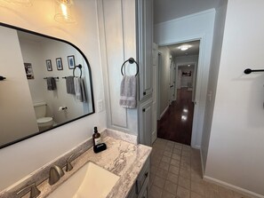 Bruser, hårtørrer, håndklæder, Sæbe