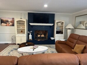 Televisión y chimenea