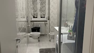 Hårtørrer, håndklæder, Sæbe, Toiletpapir