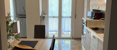 Mikrowelle, Ofen, Herdplatte, Geschirrspüler