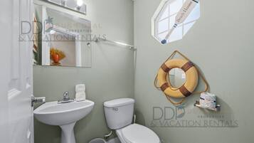 Chuveiro, toalhas de banho