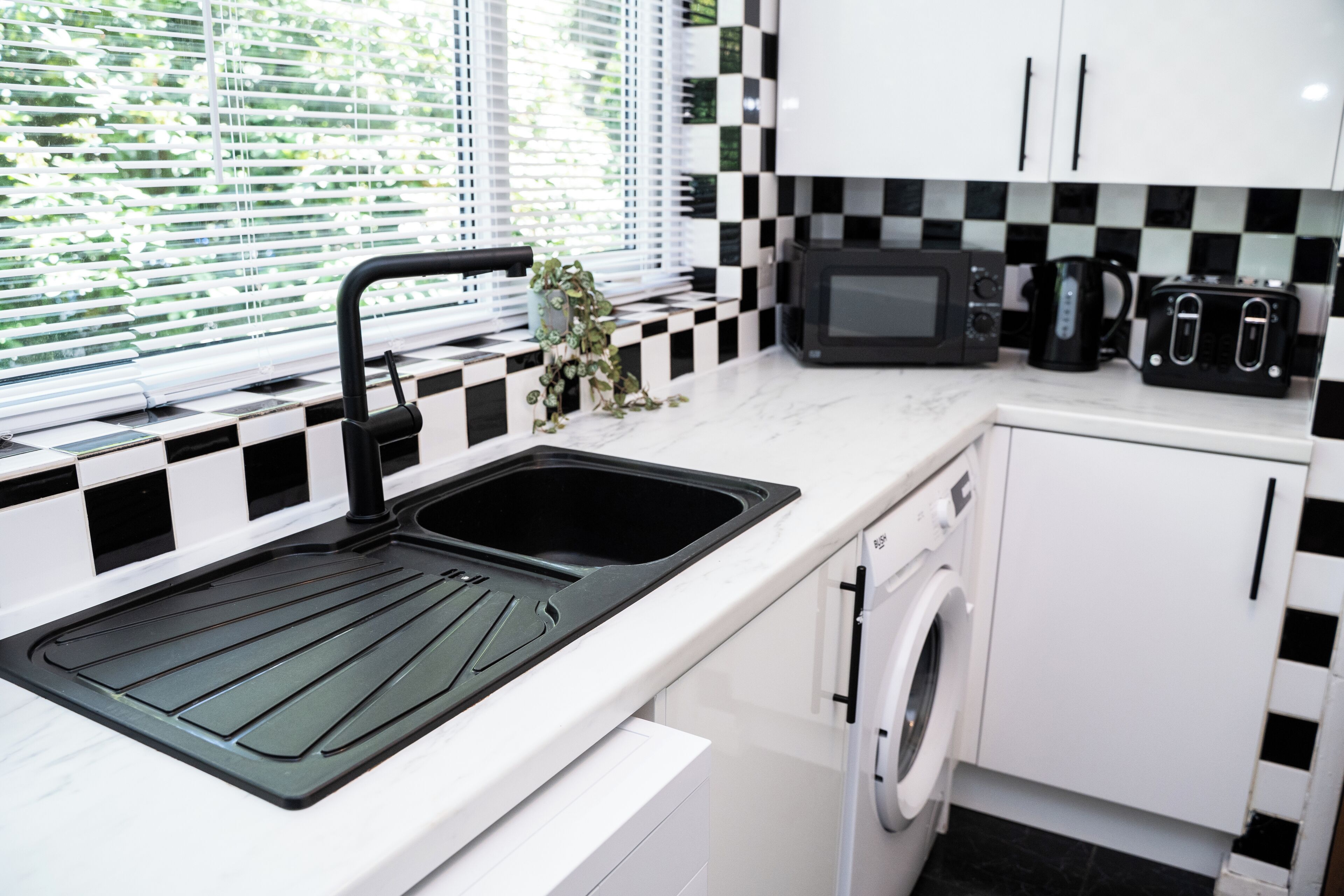 Køleskab, mikrobølgeovn, opvaskemaskine, køkkentøj/tallerkener/redskaber