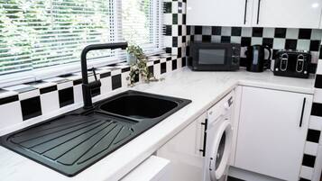 Køleskab, mikrobølgeovn, opvaskemaskine, køkkentøj/tallerkener/redskaber