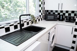 Een koelkast, een microgolfoven, een vaatwasser