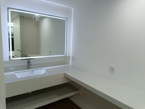 Apartment, 1 Bedroom, Patio, Garden View | Bathroom