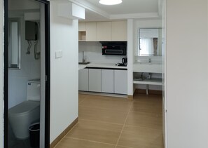 Apartment, 1 Bedroom, Patio, City View | Interior