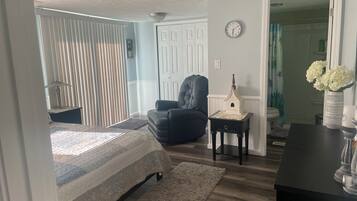 2 bedrooms, in-room safe, iron/ironing board, free WiFi