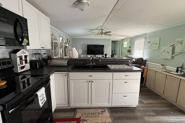 Køleskab, mikrobølgeovn, ovn, kogeplade