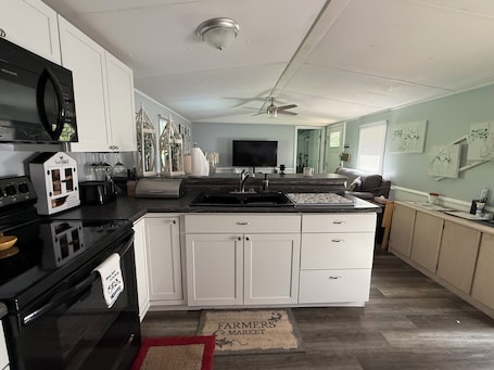 冷蔵庫、電子レンジ、オーブン、コンロ. Rosey's Retreat Charming 2-bedroom Country Cottage in LaFollette, Tennessee WiFi
