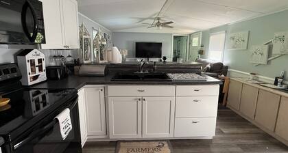 Rosey's Retreat Charming 2-bedroom Country Cottage in LaFollette, Tennessee WiFi