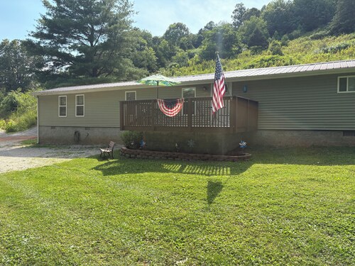Rosey's Retreat Charming 2-bedroom Country Cottage in LaFollette, Tennessee WiFi