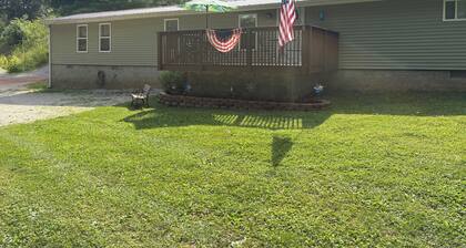 Rosey's Retreat Charming 2-bedroom Country Cottage in LaFollette, Tennessee WiFi