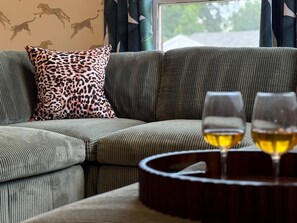 Smart TV - Jungle-Inspired 4BR Oasis - Peaceful & Private (Columbus)