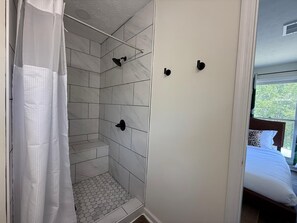 4 bedrooms, desk, iron/ironing board, free WiFi