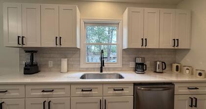 Jungle-Inspired 4BR Oasis - Peaceful & Private